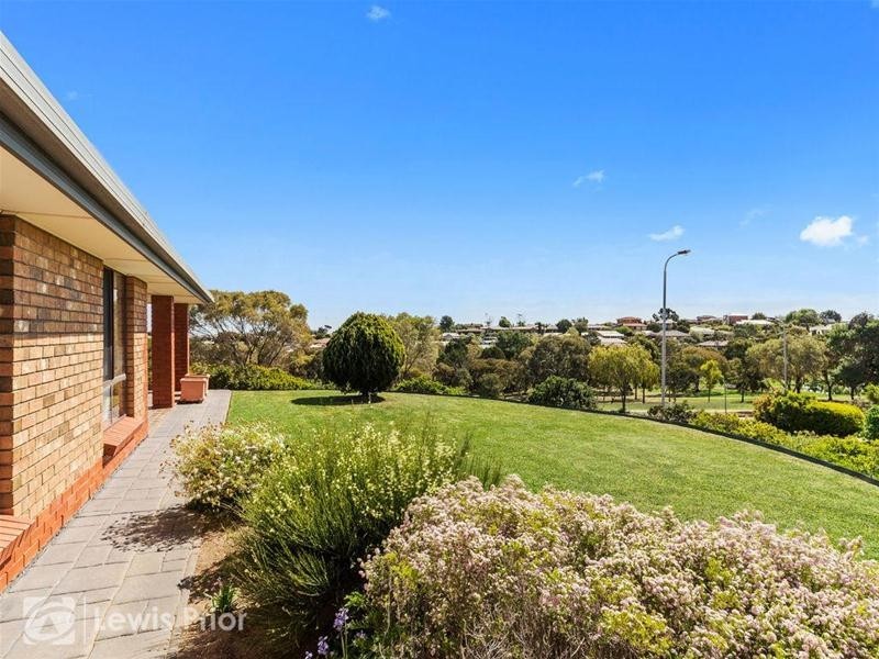 2 Alfonso Drive, Hallett Cove SA 5158
