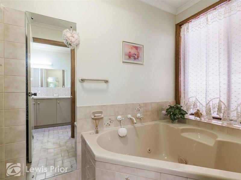 2 Alfonso Drive, Hallett Cove SA 5158