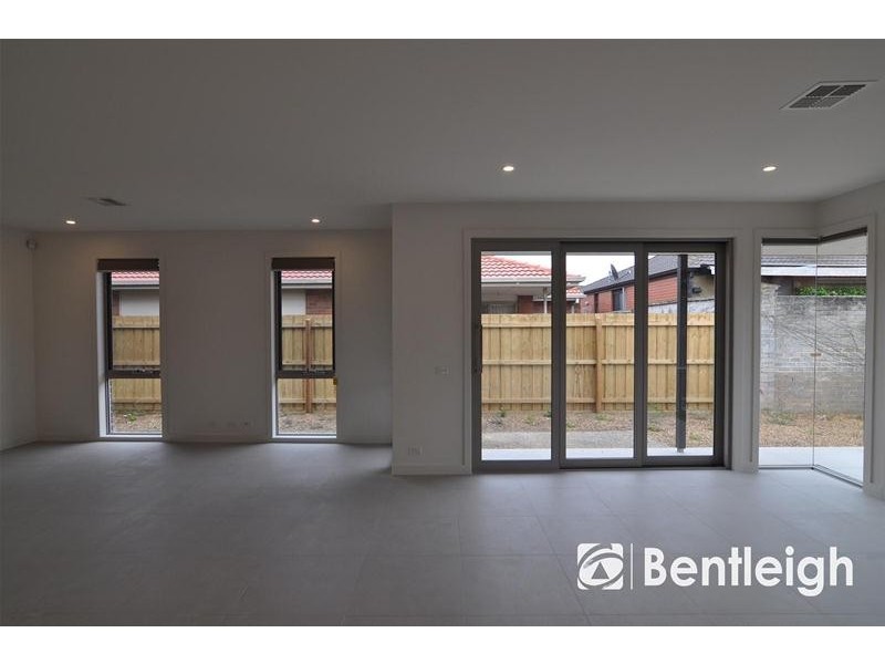 2/33 Browns Road, Bentleigh East VIC 3165