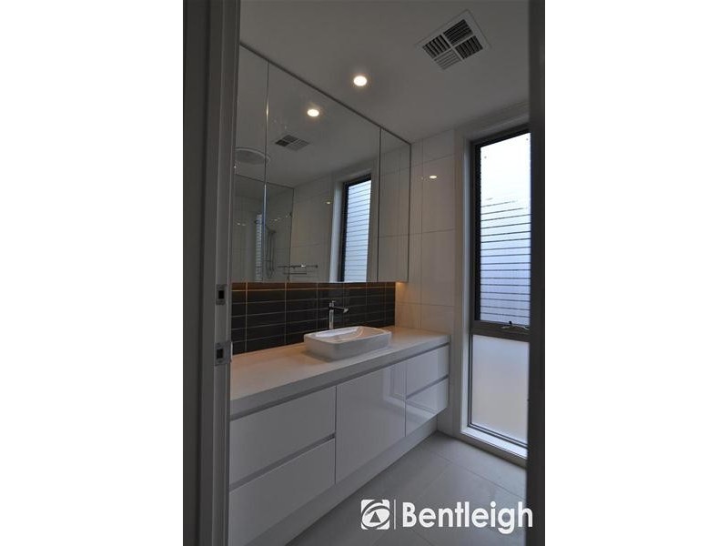 2/33 Browns Road, Bentleigh East VIC 3165