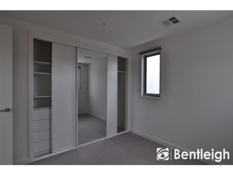 2/33 Browns Road, Bentleigh East VIC 3165