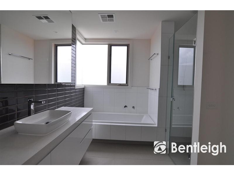 2/33 Browns Road, Bentleigh East VIC 3165