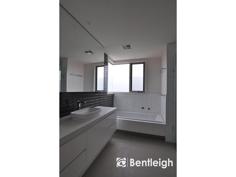 2/33 Browns Road, Bentleigh East VIC 3165