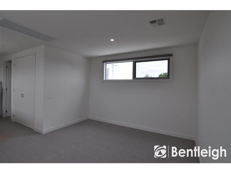 2/33 Browns Road, Bentleigh East VIC 3165