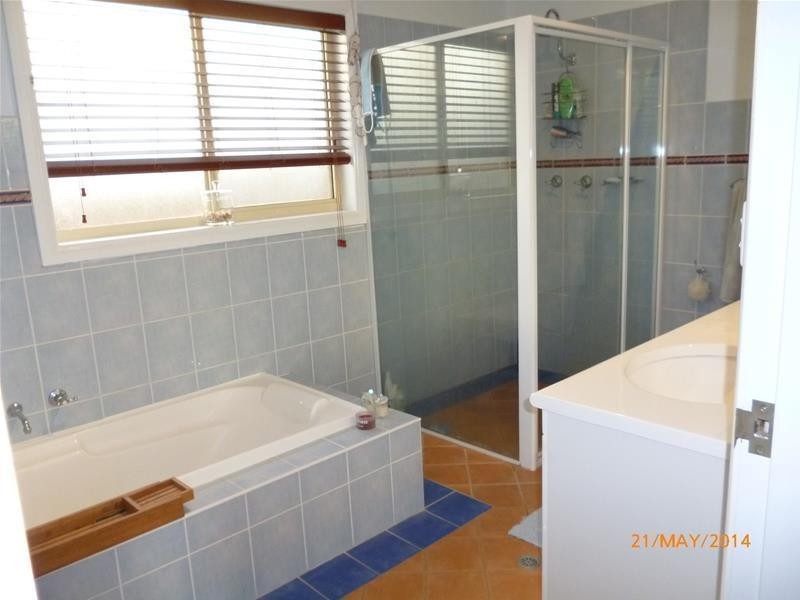 10 Hillside Drive, Albion Park NSW 2527