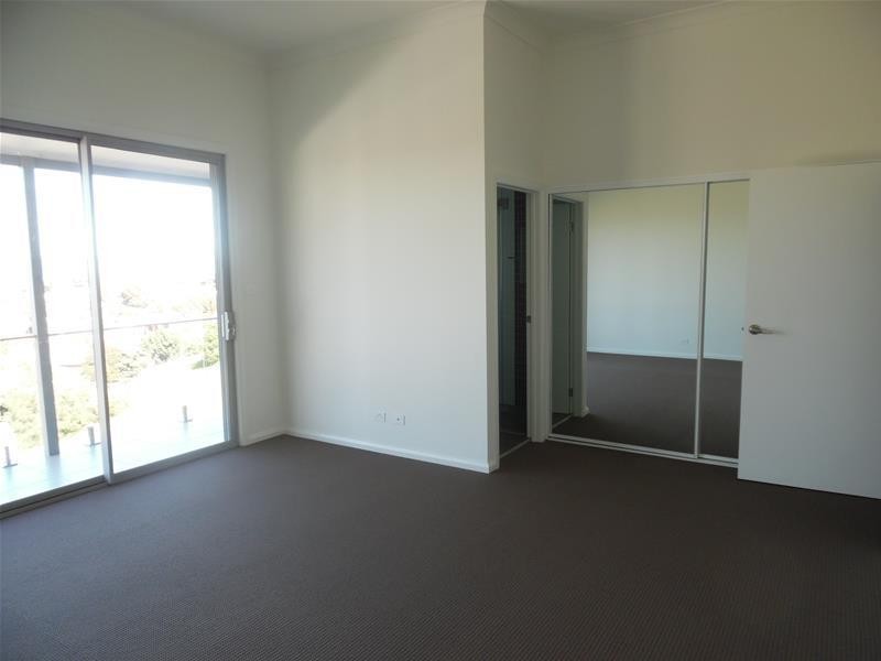 4/1 Backhouse Road, Lake Heights NSW 2502