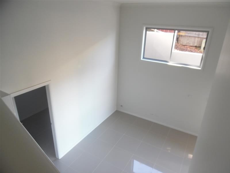 4/1 Backhouse Road, Lake Heights NSW 2502