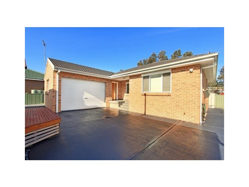 12  Hurt Parade, Unanderra NSW 2526