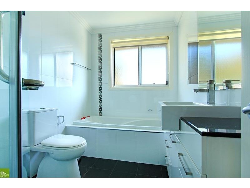 12  Hurt Parade, Unanderra NSW 2526