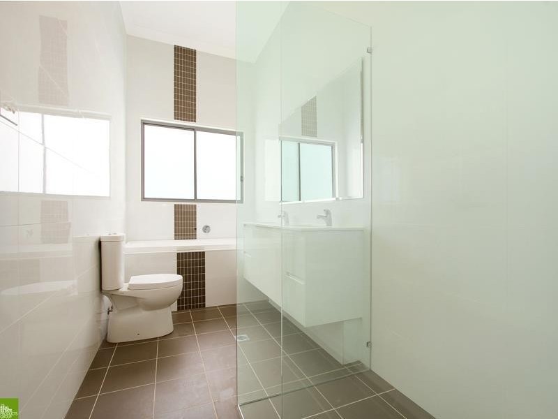 2/1 Backhouse Road, Lake Heights NSW 2502