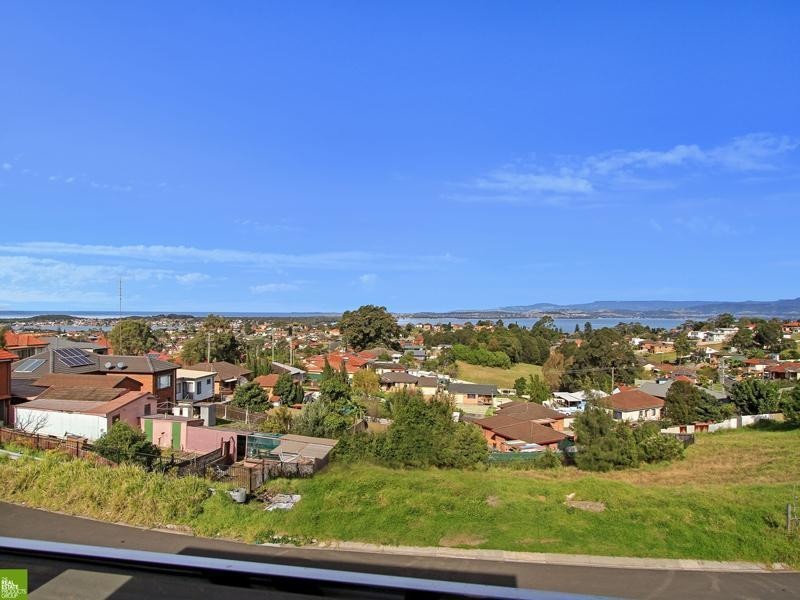 2/1 Backhouse Road, Lake Heights NSW 2502