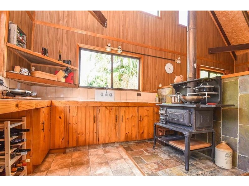 11 Stradbroke Avenue, Tamborine Mountain QLD 4272