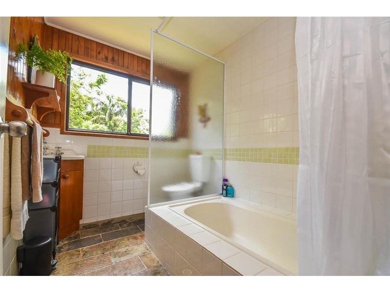 11 Stradbroke Avenue, Tamborine Mountain QLD 4272