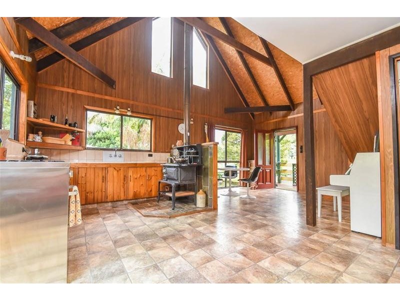 11 Stradbroke Avenue, Tamborine Mountain QLD 4272