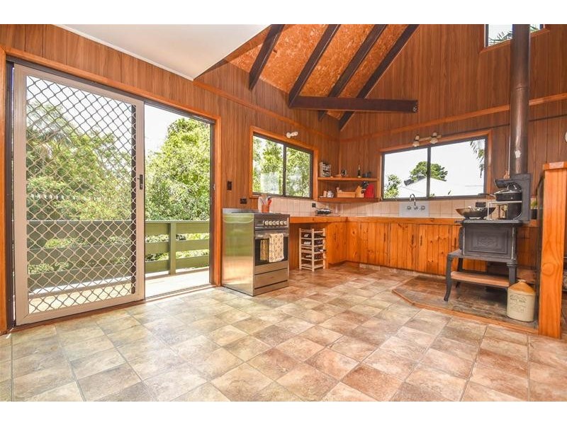 11 Stradbroke Avenue, Tamborine Mountain QLD 4272