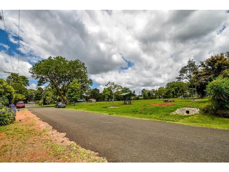 11 Stradbroke Avenue, Tamborine Mountain QLD 4272