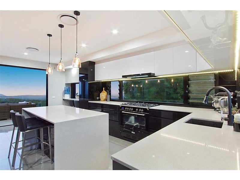 10 Paradise Drive, Tamborine Mountain QLD 4272