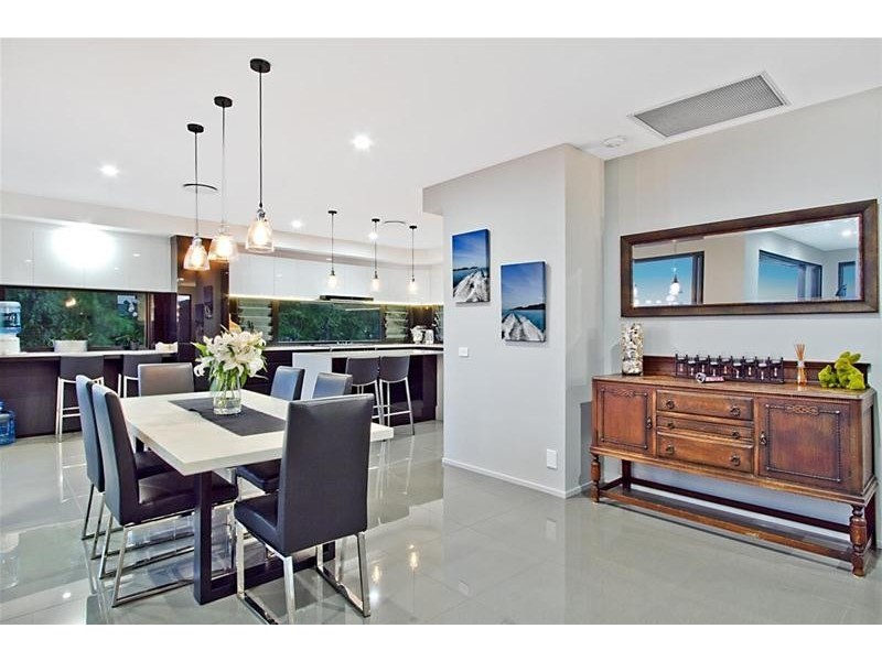 10 Paradise Drive, Tamborine Mountain QLD 4272