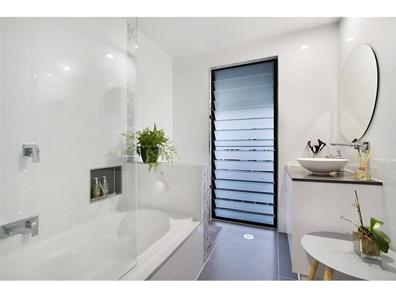 10 Paradise Drive, Tamborine Mountain QLD 4272