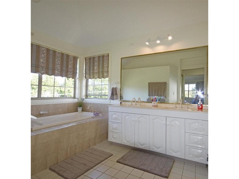 1 Tweed Heads Av, Tamborine Mountain QLD 4272