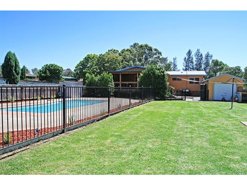 2A  Little Park Street, Greta NSW 2334