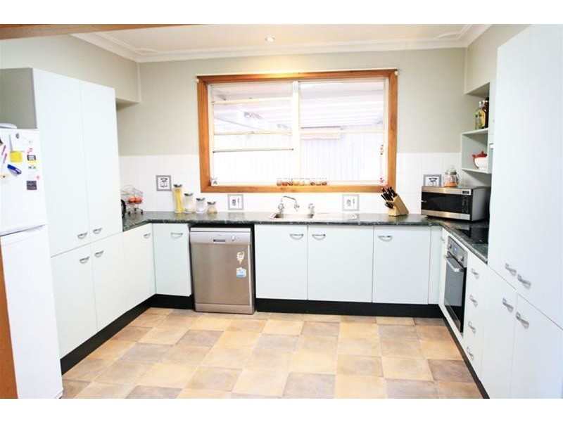 8 Collinson Street, Tenambit NSW 2323