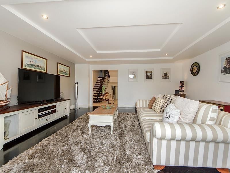 37 Anembo Street, Chevron Island QLD 4217