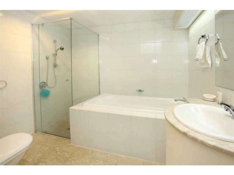 20 Riverview Parade, Surfers Paradise QLD 4217