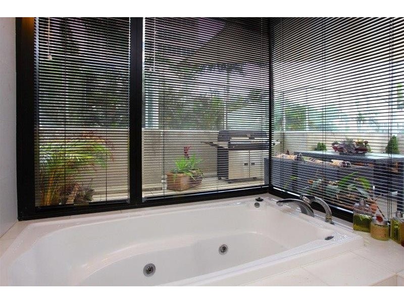 20 Riverview Parade, Surfers Paradise QLD 4217