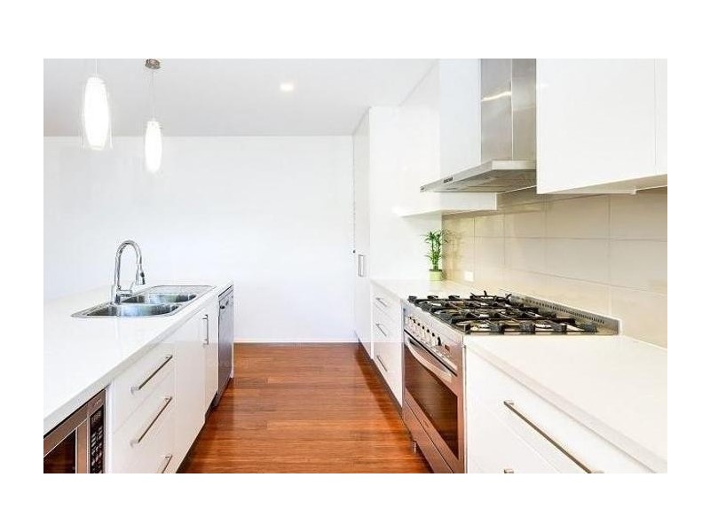 41 Deakin Avenue, Southport QLD 4215