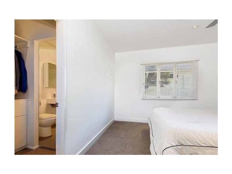 41 Deakin Avenue, Southport QLD 4215