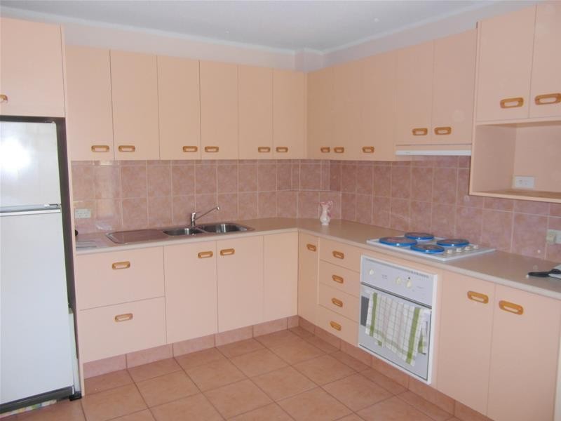 27 Leonard Avenue, Surfers Paradise QLD 4217