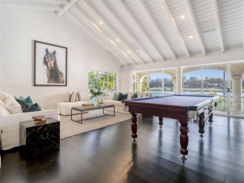 135 Commodore Drive, Paradise Waters QLD 4217