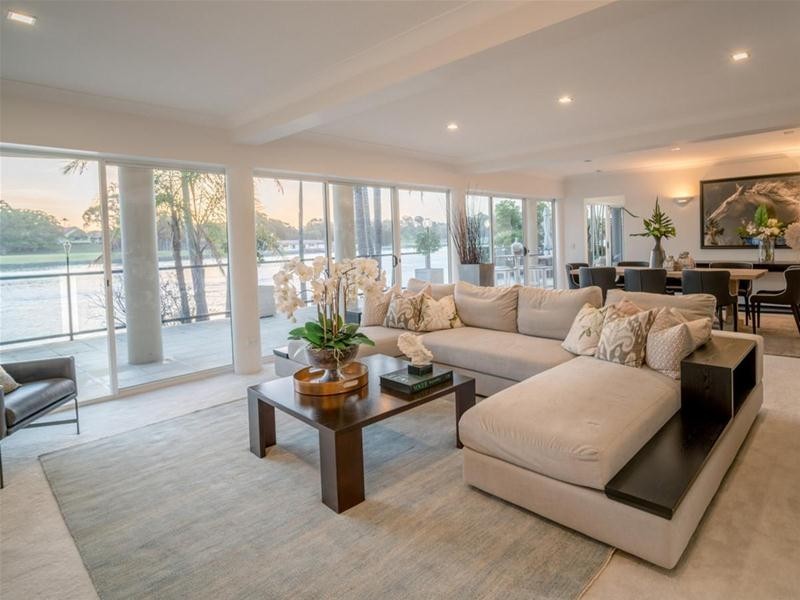 135 Commodore Drive, Paradise Waters QLD 4217