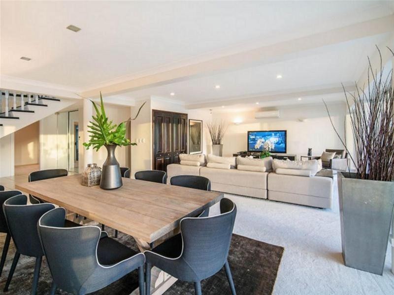 135 Commodore Drive, Paradise Waters QLD 4217