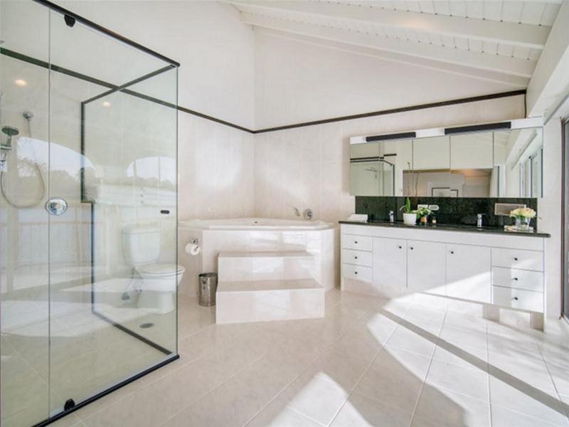 135 Commodore Drive, Paradise Waters QLD 4217