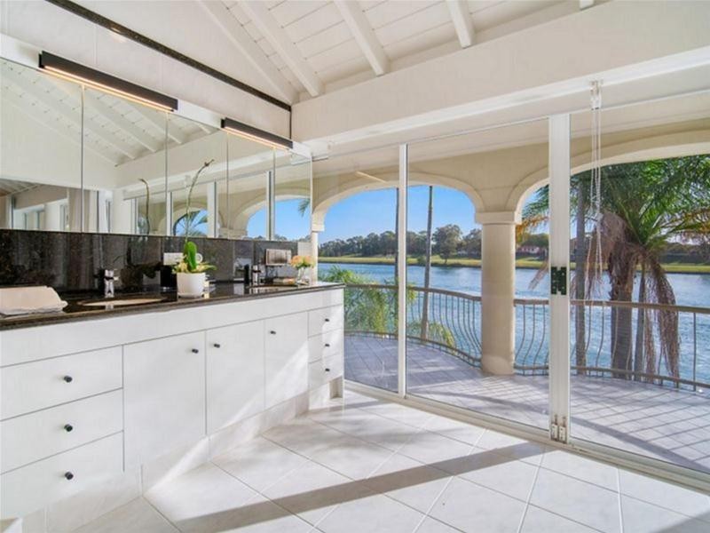 135 Commodore Drive, Paradise Waters QLD 4217