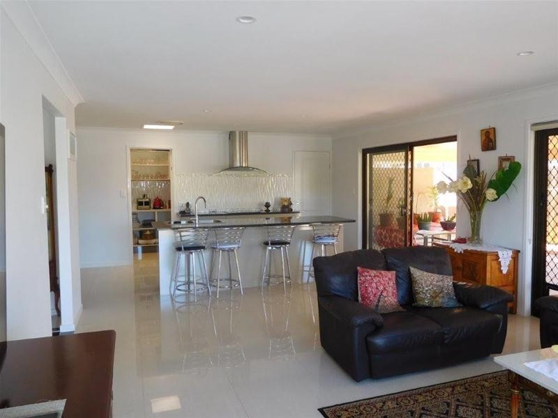 11 Naranja Crescent, Benowa QLD 4217