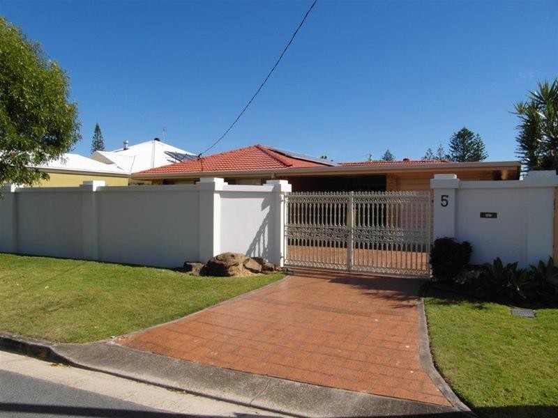 5 St Andrews Avenue, Isle Of Capri QLD 4217