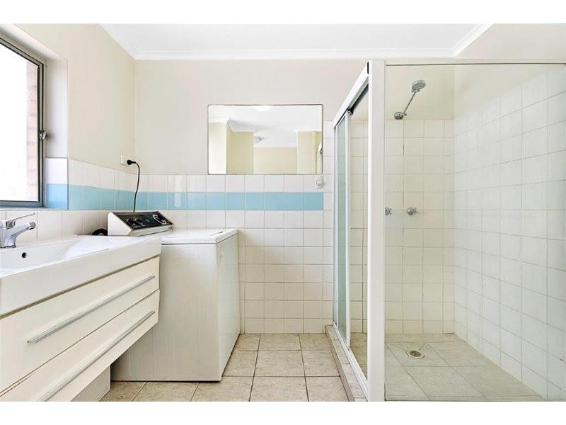 4/8 Darrambal Street, Chevron Island QLD 4217