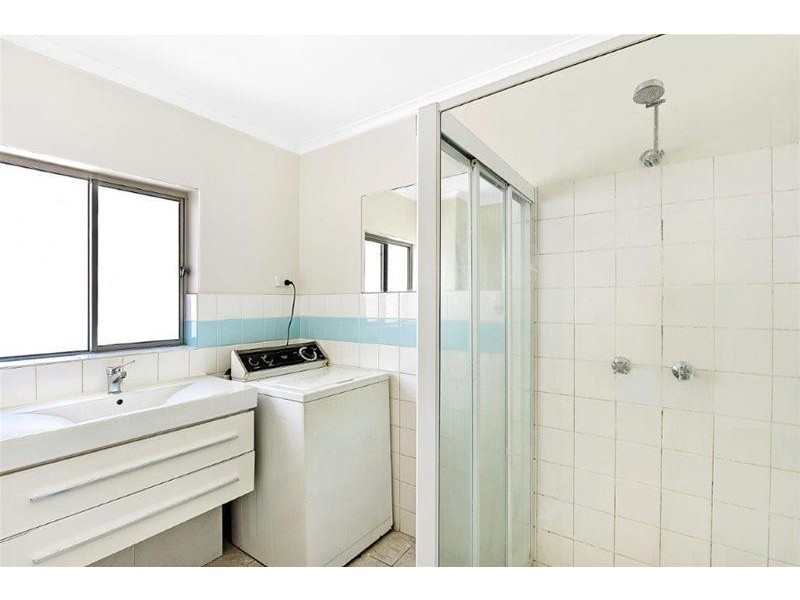 4/8 Darrambal Street, Chevron Island QLD 4217