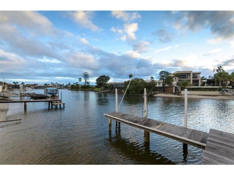 9 Etna Street, Isle Of Capri QLD 4217