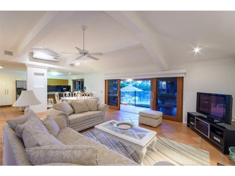 9 Etna Street, Isle Of Capri QLD 4217