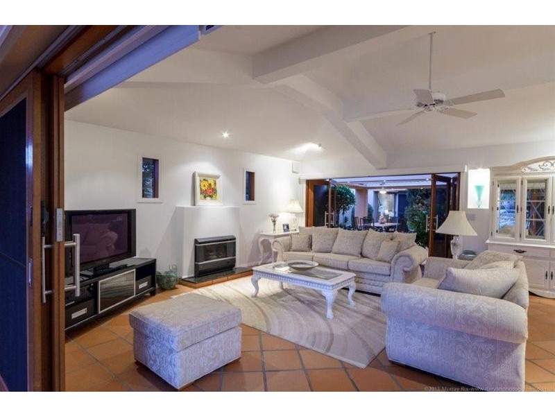 9 Etna Street, Isle Of Capri QLD 4217