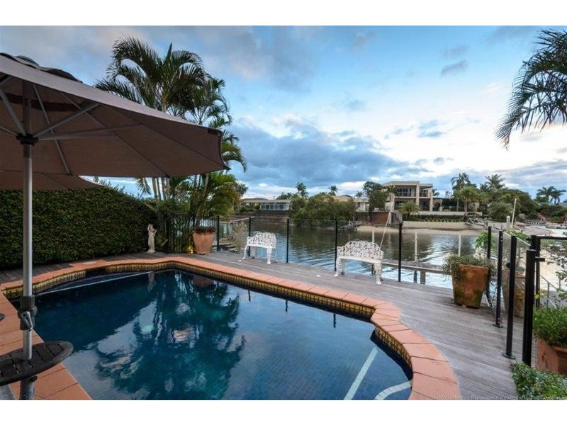 9 Etna Street, Isle Of Capri QLD 4217