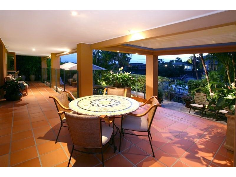 9 Etna Street, Isle Of Capri QLD 4217