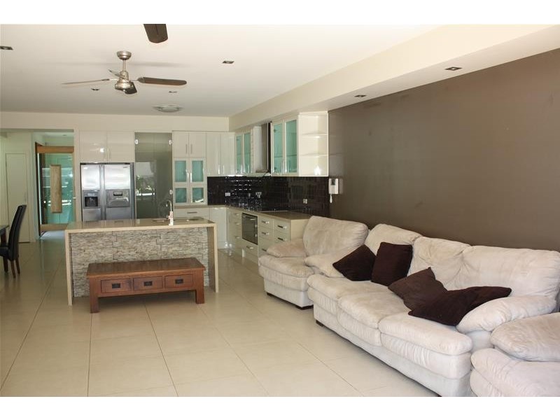 1/6 Anembo Street, Chevron Island QLD 4217