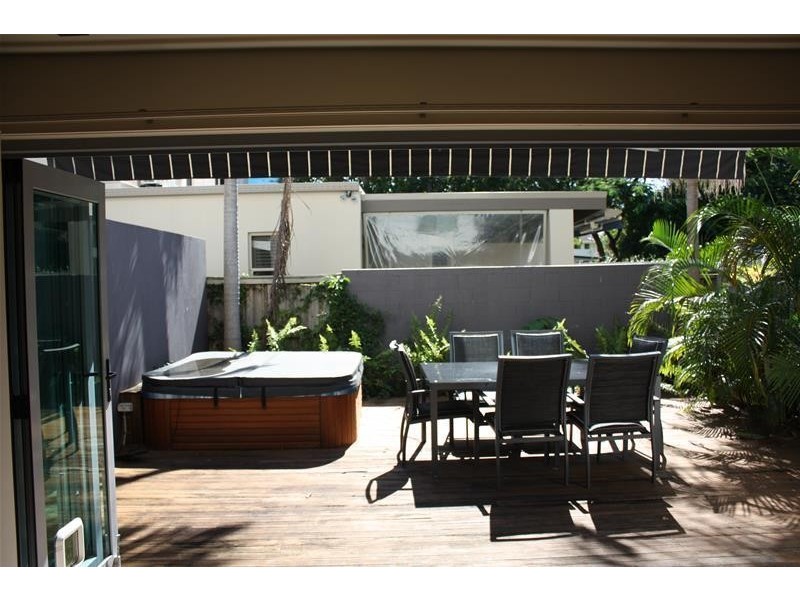 1/6 Anembo Street, Chevron Island QLD 4217