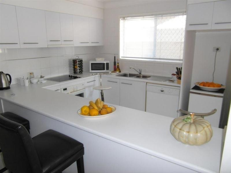 2/191 Stanhill Drive, Chevron Island QLD 4217