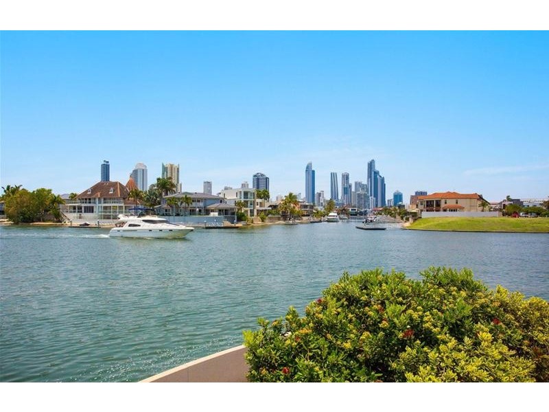 124 Commodore Drive, Paradise Waters QLD 4217
